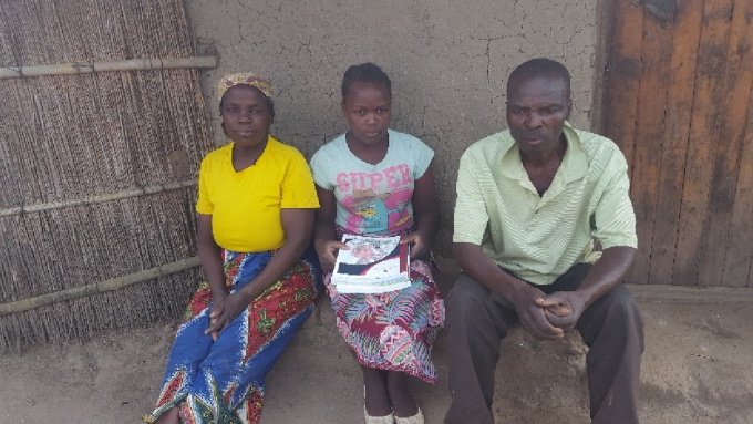 Constância, in the middle, with her parents