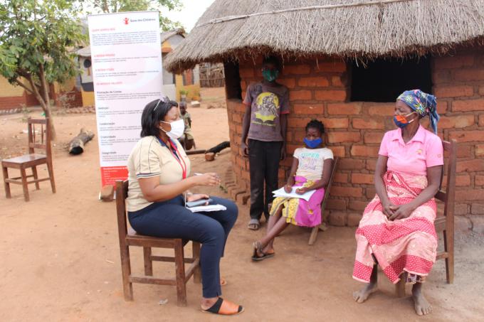 A Coordenadora Provincial de Comunicação e Advocacia da Save the Children em Manica, Flávia Gumende, em conversa com Elisa Marizane, avó de Joaquim Serrote.