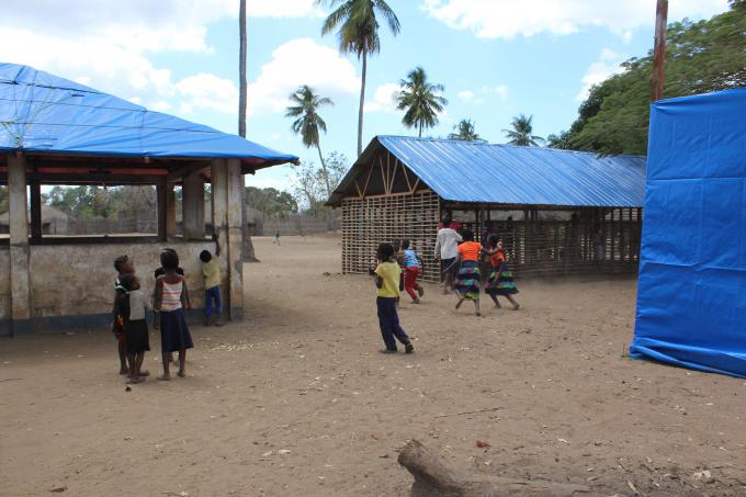 Na Escola Primária de Pulo, o Kenneth deixou 150 alunos desprovidos de uma das suas salas de aulas e o principal bloco sem cobertura. A acção imediata da Save the Children consistiu em assegurar uma cobertura temporária do bloco principal; reconstruir a sala destruída e disponibilizar uma nova sala adicional. 