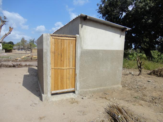 Em resposta à mais esta preocupação, a população da comunidade de Chipenhe, onde está a funcionar uma escolinha com o mesmo nome, mobilizou-se e conseguiu montar portas nos balneários das crianças. 