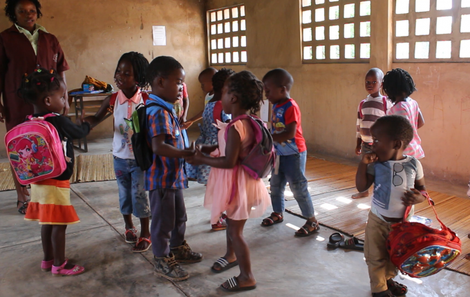 Dalfa na sala de aulas, brincando com os colegas