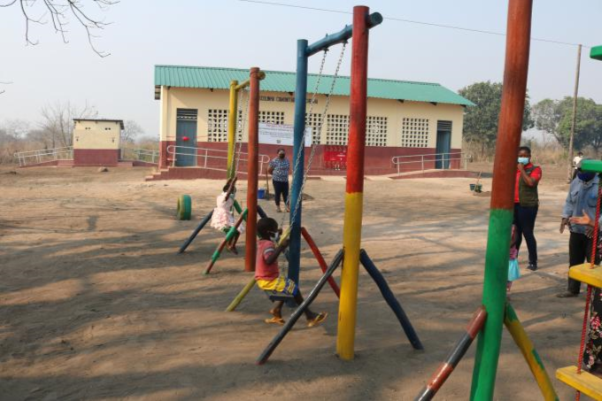 A detail of a Community School in Checha, in Morrumbala, with its park in the foreground, moments before its opening.