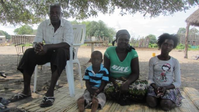 Bete e sua família na sua casa, Pumbe, Guija.