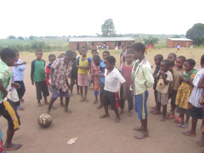 The community consume water drawn from a well-made with project support located in the same neighbourhood.