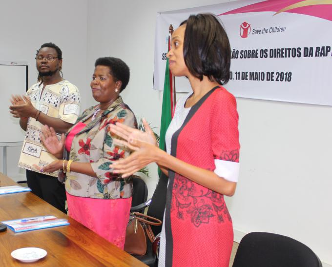 (a esquerda) Coordenador nacional da HOPEM, Julio Langa, (meio) Ministra da Educação e Desenvolvimento Humano, Conceita Sortane (a direita) Coordenadora de educação do projecto STAR-G da Save the Children, Idite Joaquim