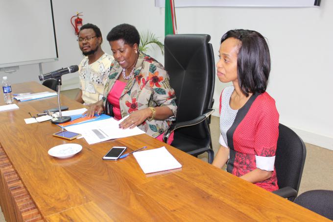 (a esquerda) Coordenador nacional da HOPEM, Julio Langa, (meio) Ministra da Educação e Desenvolvimento Humano, Conceita Sortane (a direita) Coordenadora de educação do projecto STAR-G da Save the Children, Idite Joaquim 