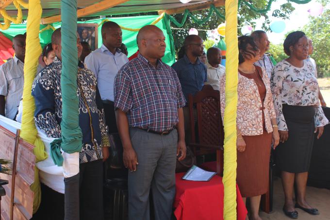 Rpresentantes da SCiMoz, MINEDH, do governo distrital de Manjacaze, facilitadores e alunos da Escolinha Comunitária 25 de Junho, direcção da Escola Primária 25 de Junho, encarregados de educação e população em geral. 