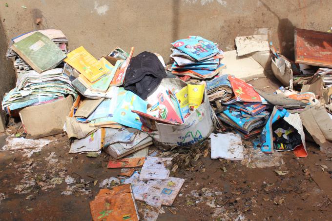 "“Comecei a ver chapas de zinco a cairem uma a uma. Fui me refugiar num outro quarto, mas o cenário continuava e a água da chuva começava a invadir a casa. Fiquei desesperado, porque havia muitos livros do ano passado, que estavam a ser conservados para serem distribuídos aos novos ingressos", Professor Marques Zacarias