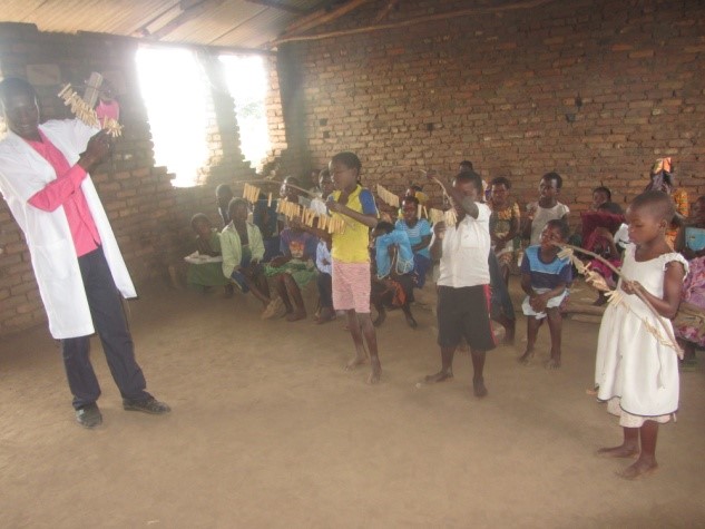 Lonjezo continues to study at the primary school of Calize-Massala, a school with 2 rooms and an administrative cabinet