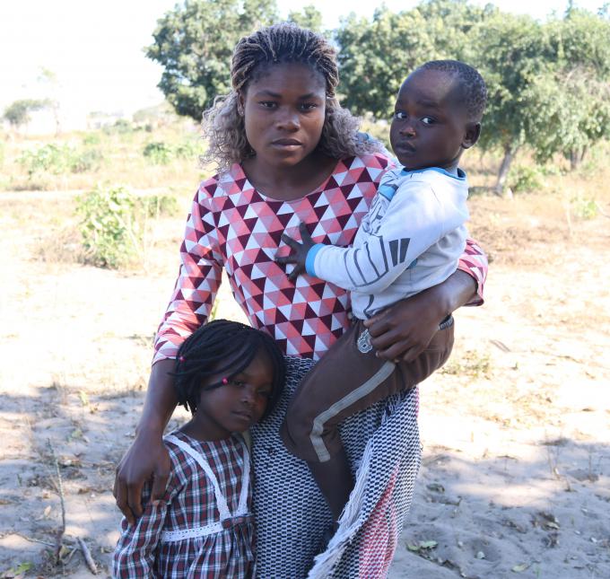 Samira Cuna with her children. On her lap is Jaime Manuel and to the right, Filomena Manuel.