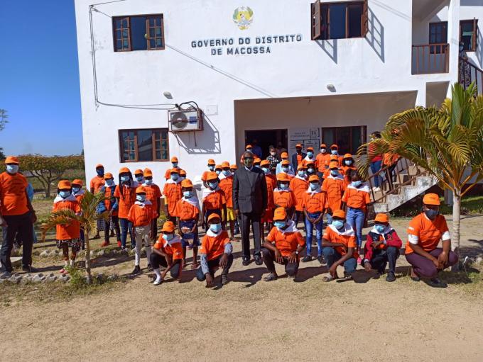 Uma foto para a posteridade dos membros do Parlamento Infantil de Macossa