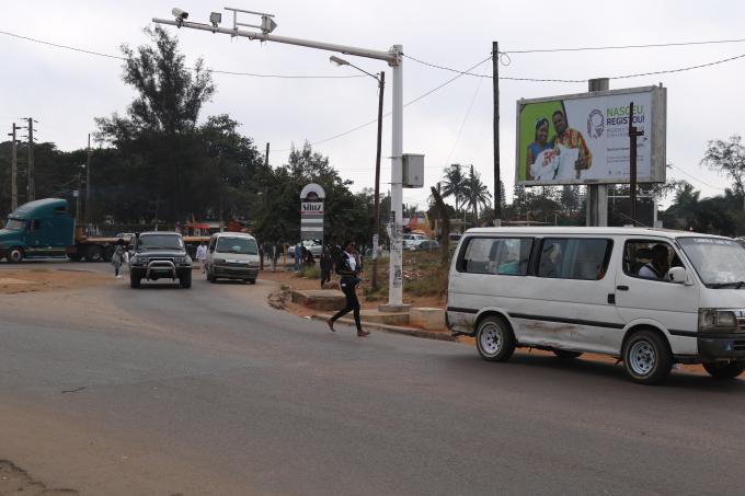 Outdoor colocado na avenida da Rádio Moçambique, na Matola.