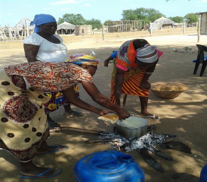 Sharona´s mother became a Save the Children community collaborator where she teaches other mothers how to prepare a health to their children.